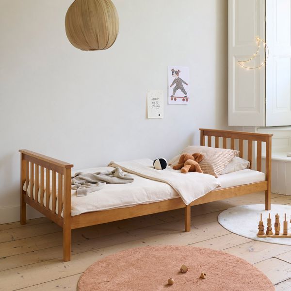 Eenpersoonsbed 90x200 van hout uit de Milo collectie in walnoot van Petite Amélie