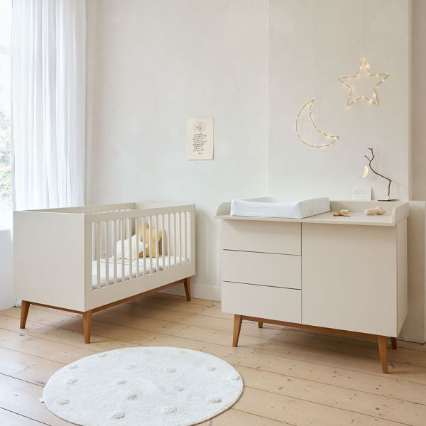 2 delige babykamer van hout in de amande collectie in de kleur oatmeal van Petite Amélie