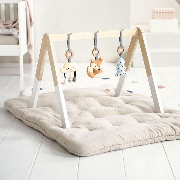 babygym hout naturel en wit met babygym speeltjes babykamer Petite Amélie