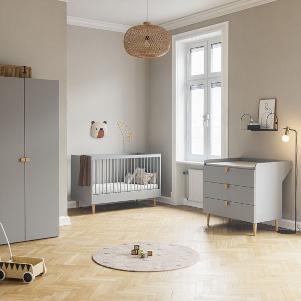 Babykamer set met meegroei bed, commode en kinderkast in grijs van Petite Amélie
