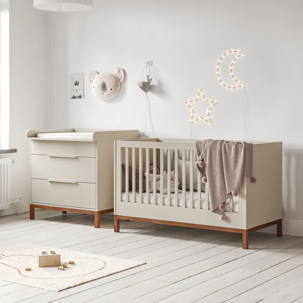 Babykamer 2-delige set met meegroeibed en commode in oatmeal van Petite Amélie