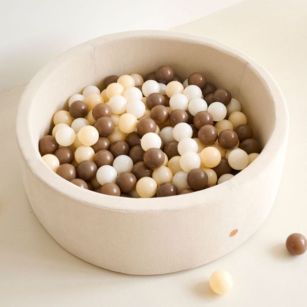 Ballenbak babys rond beige corduroy met bruine en witte ballen van Petite Amélie