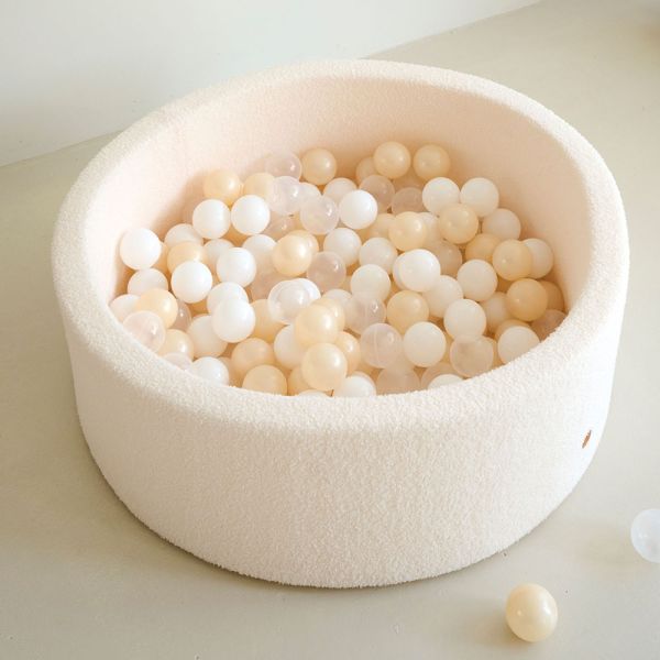 Ballenbak babys teddy rond met 200 transparante en offwhite ballen van Petite Amélie