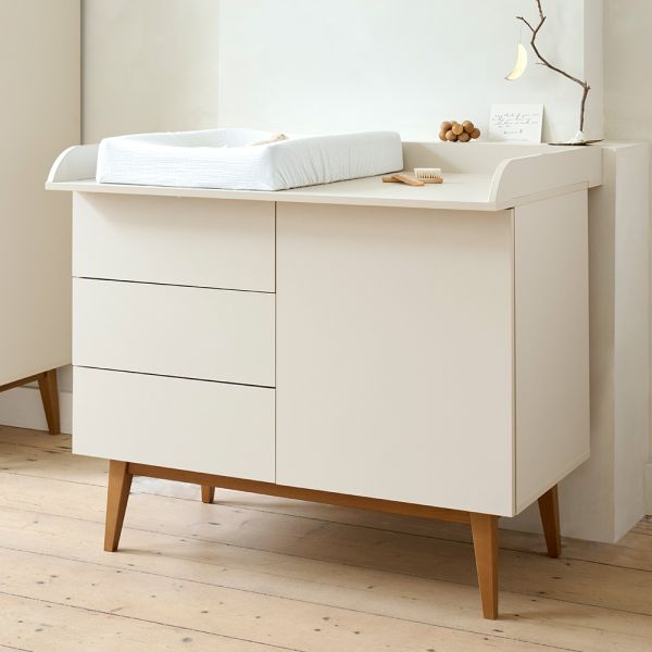 Bladvergroter commode van hout in de kleur oatmeal uit de amande collectie van Petite Amélie