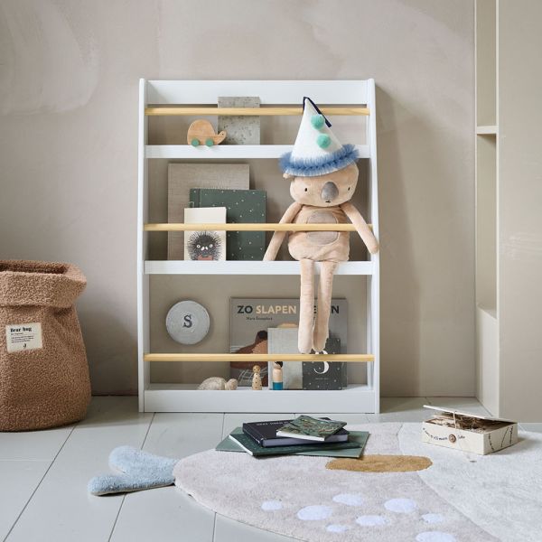 Boekenkast van MDF en hout in wit van Petite Amélie