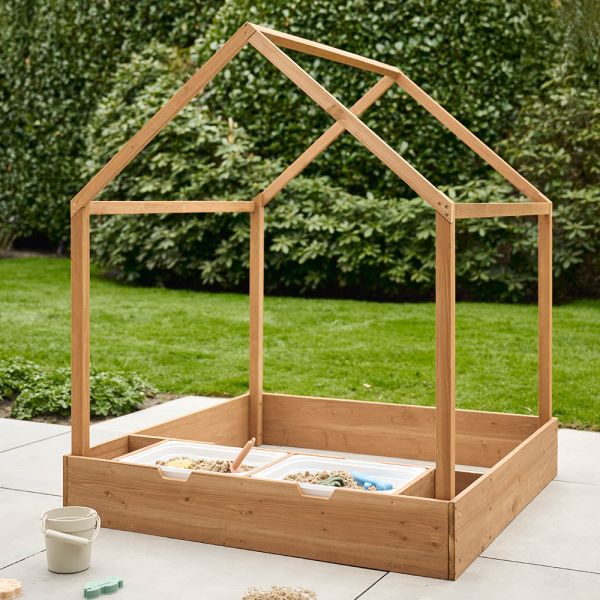 houten speelhuis buiten met natuurlijke afwerking en banken van Petite Amélie