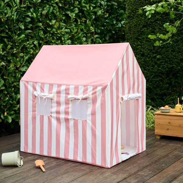 Buiten speeltent huisvorm met schattige details in zachte roze kleur van Petite Amélie