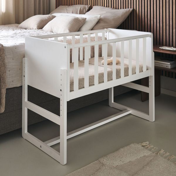 Co-sleeper van hout voor je baby in een witte kleur van Petite Amélie