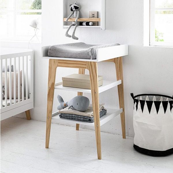 Baby luiertafel in wit en naturel houten tinten van Petite Amélie voor in de babykamer. Maak de verzorgingstafel compleet met een verschoonkussen en gebreide hoes in pasteltinten