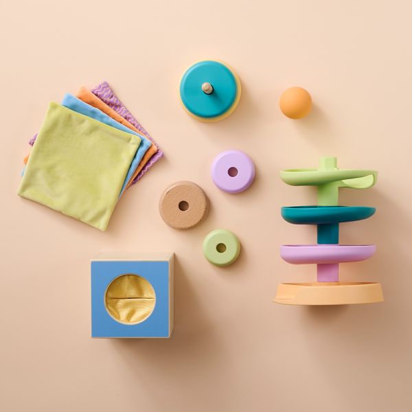Montessori speelgoed ontwikkelingsbox voor baby van 10 tot 12 maanden van Petite Amélie