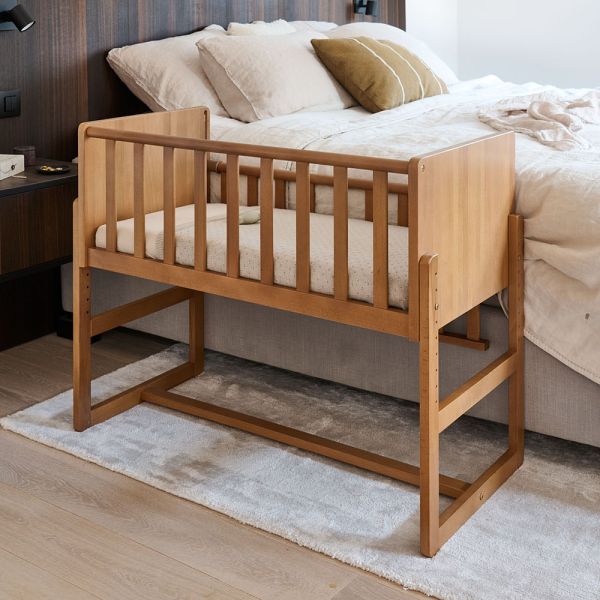 Houten wieg aan bed voor baby's in walnoot van Petite Amélie