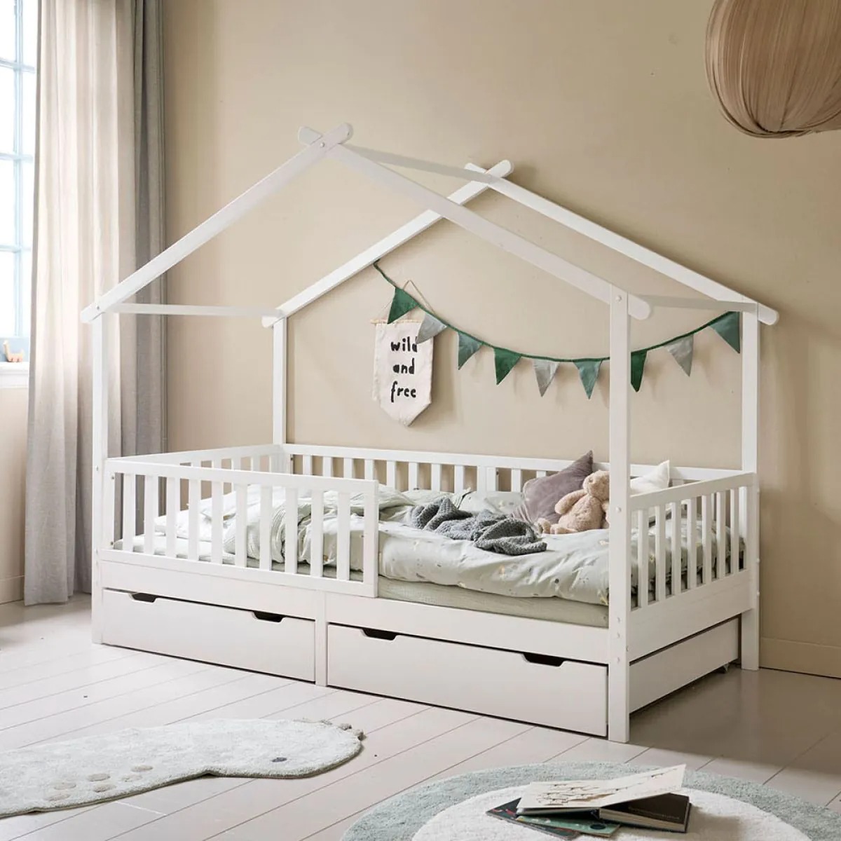 Wit bedhuisje voor de kinderkamer van Petite Amélie