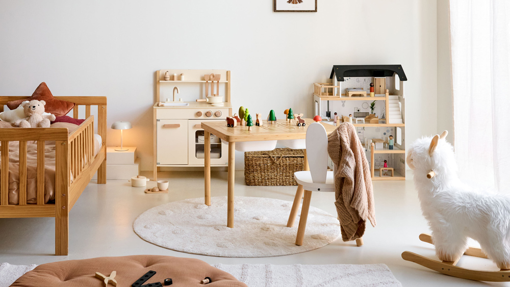 Sfeervolle kinderkamer met bed en speelgoed