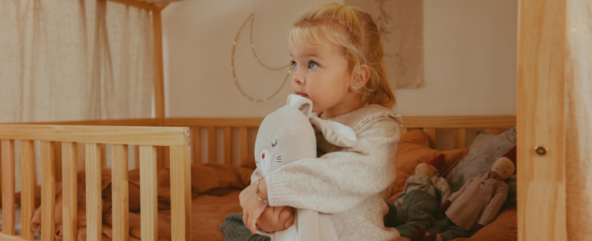 Meisje met knuffel van Petite Amélie