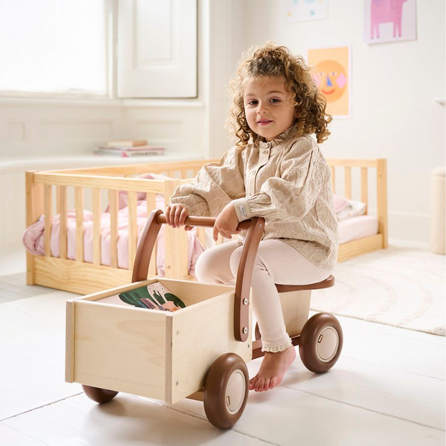 Houten poppenhuis speelgoed met meubels van Petite Amélie